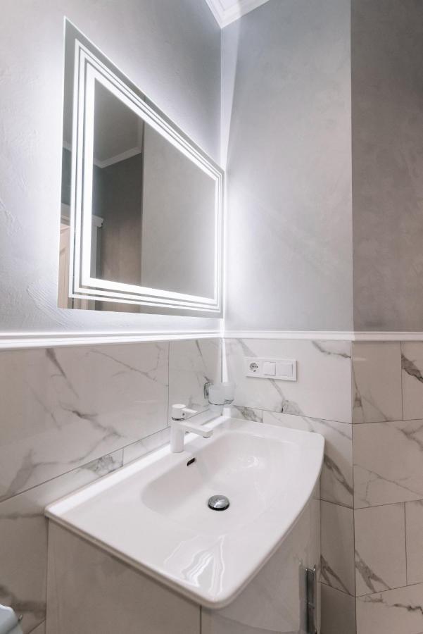 Royal Tower Vip Smart Apartments 1 Киев Екстериор снимка